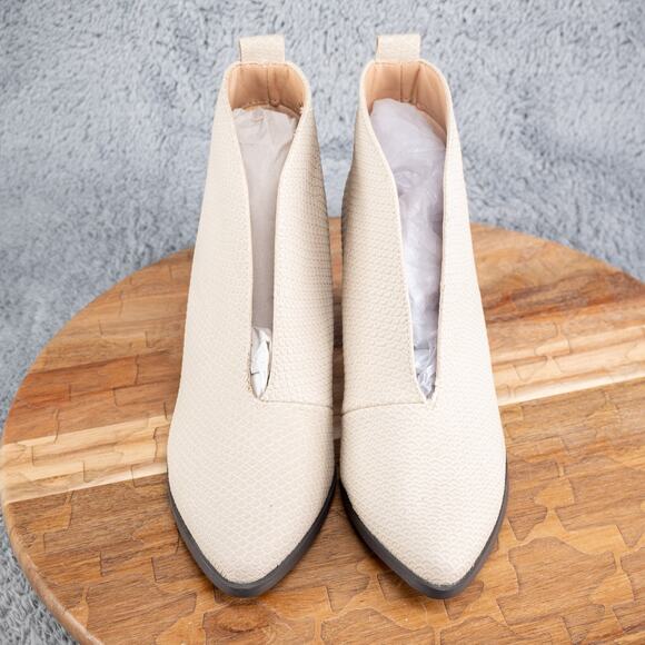 Journee Collection Womens Bellamy Bootie Ankle Faux Leather Stone 6M New - Picture 2 of 6